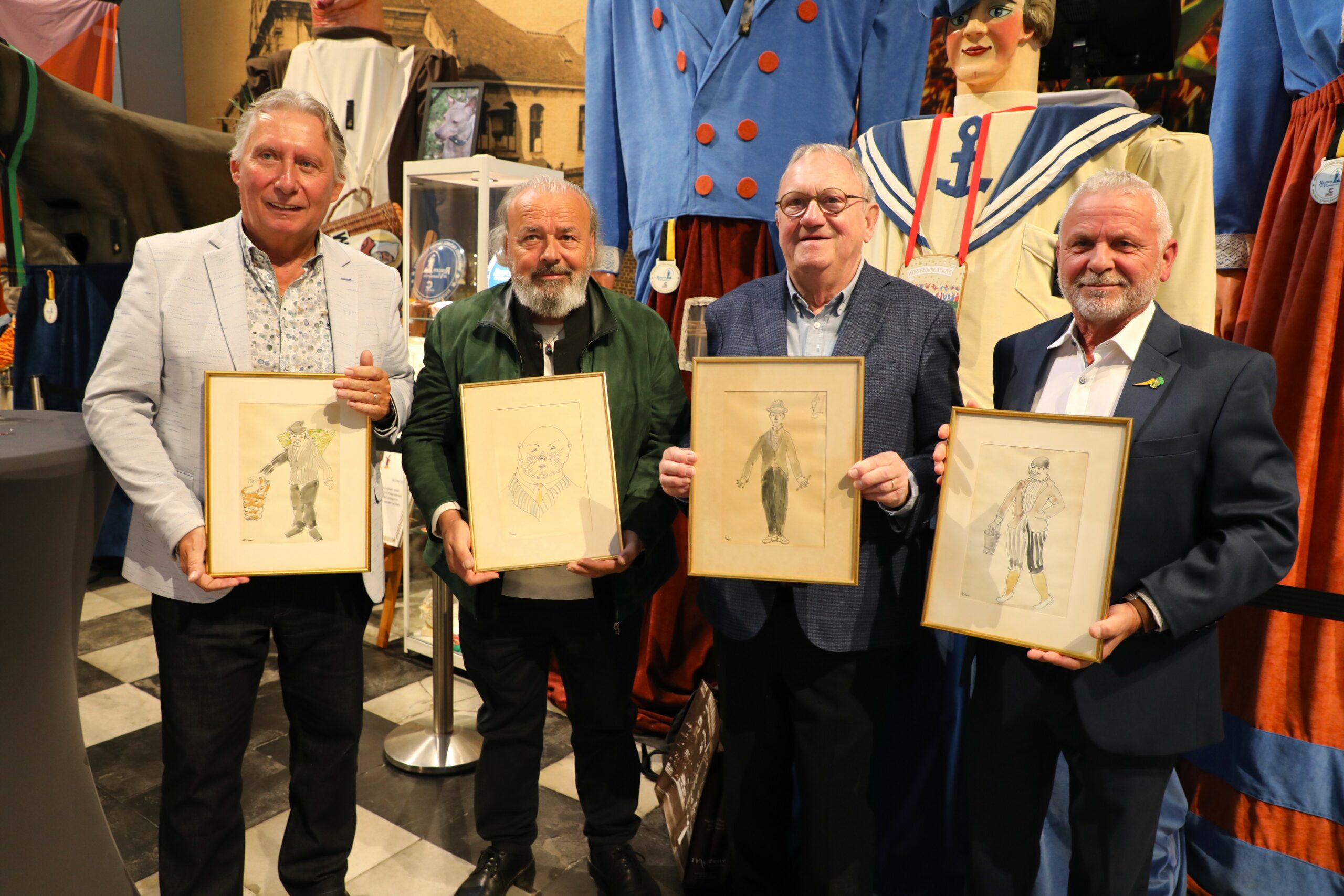 Schenking kunstwerkjes Herman Minner aan VVV