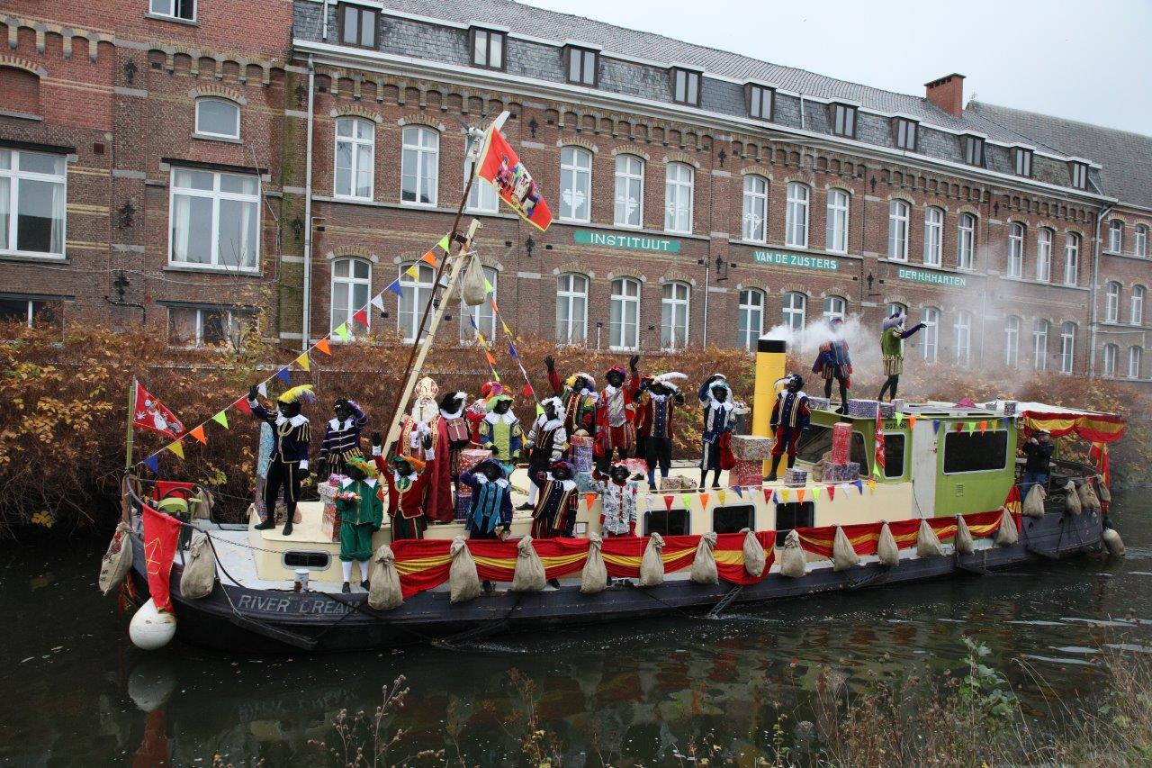 Honderden kindjes wachtten stoomboot met Sinterklaas op