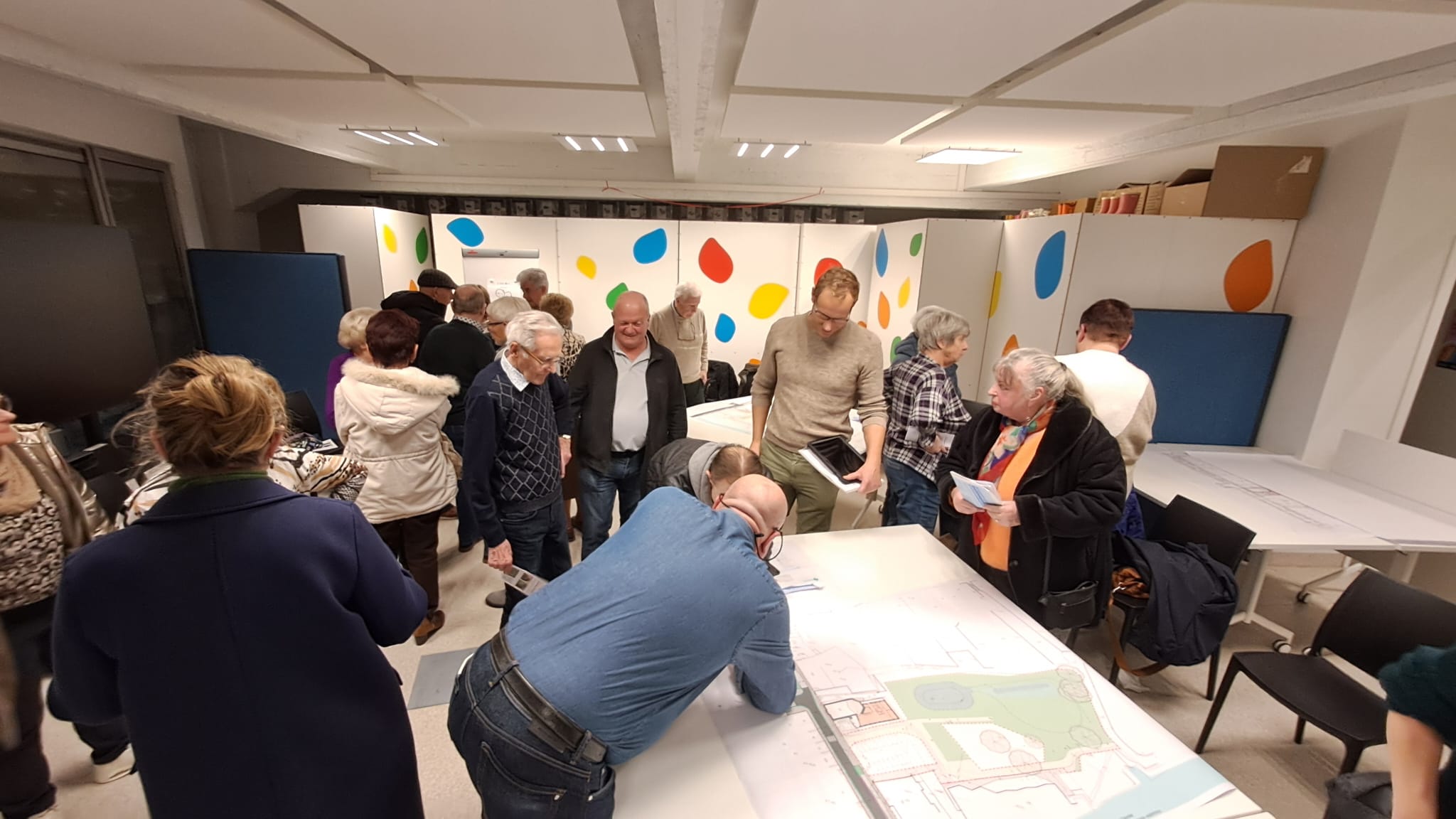 Veel vragen en antwoorden tijdens infomarkt over werken in Burchtstraat