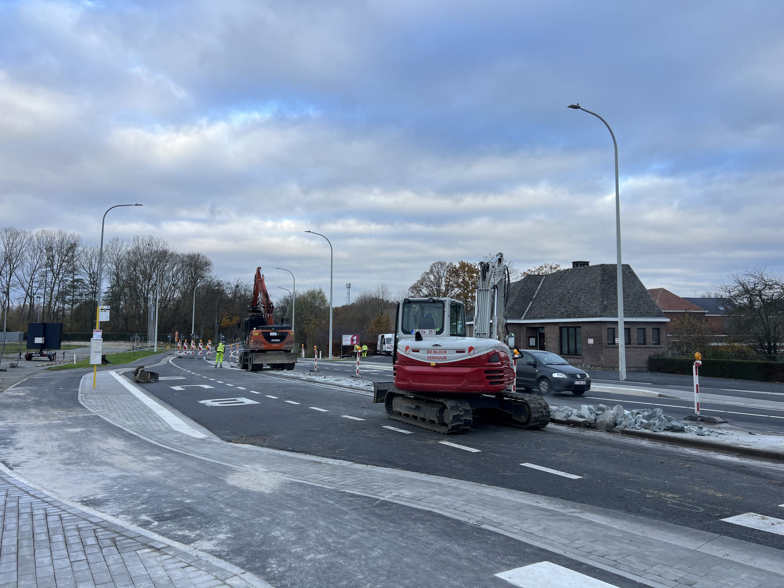 Middeneiland kruispunt Elisabethlaan/N8-Pollarebaan/Pollarestraat opgebroken