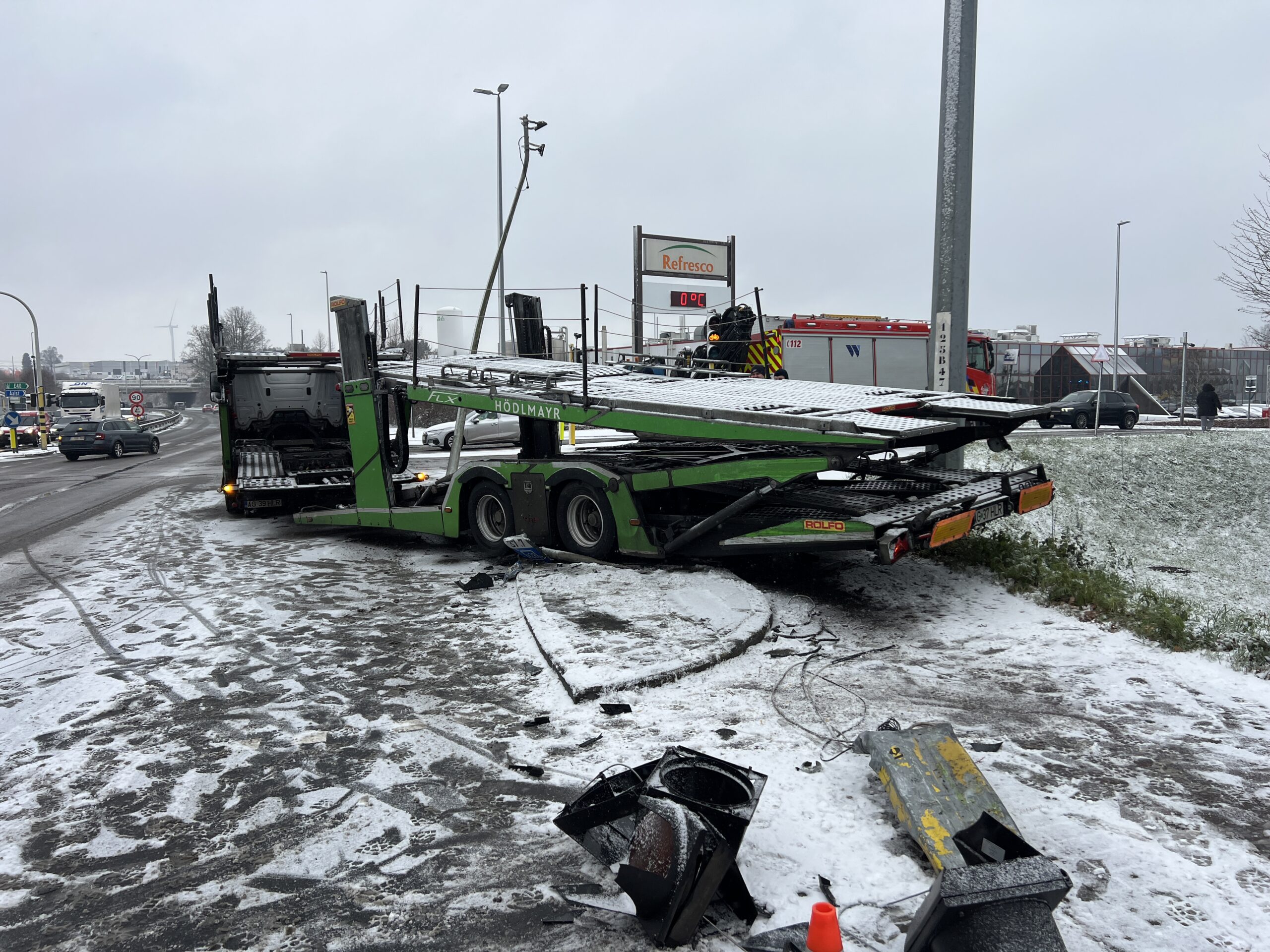 Vrachtwagen rijdt op stilstaande wagen aan kruispunt Koning Boudewijnlaan/Nederwijk-Oost