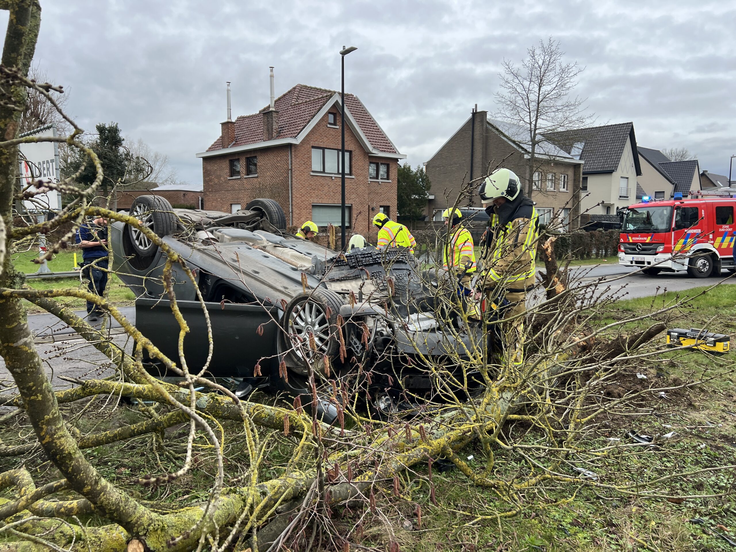 Auto over de kop na zware klap tegen verkeerseiland Edingsesteenweg