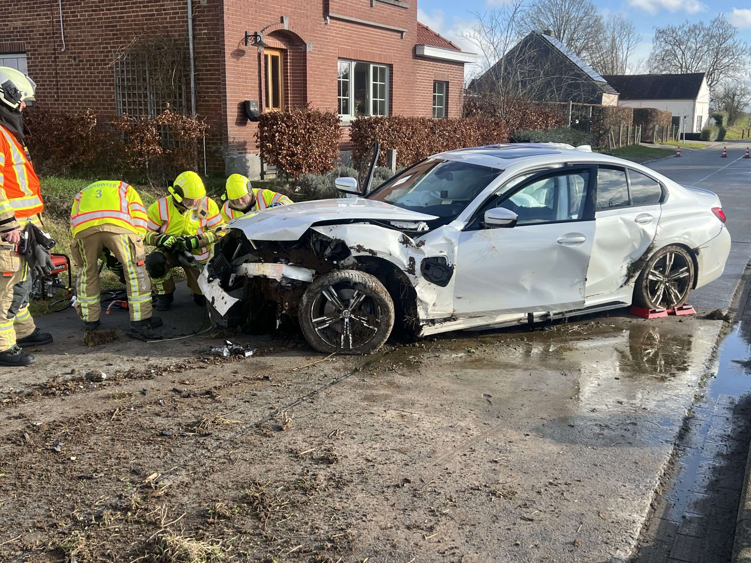 Auto gaat even de lucht in bij ongeval in Krepelstraat/Hoogstraat